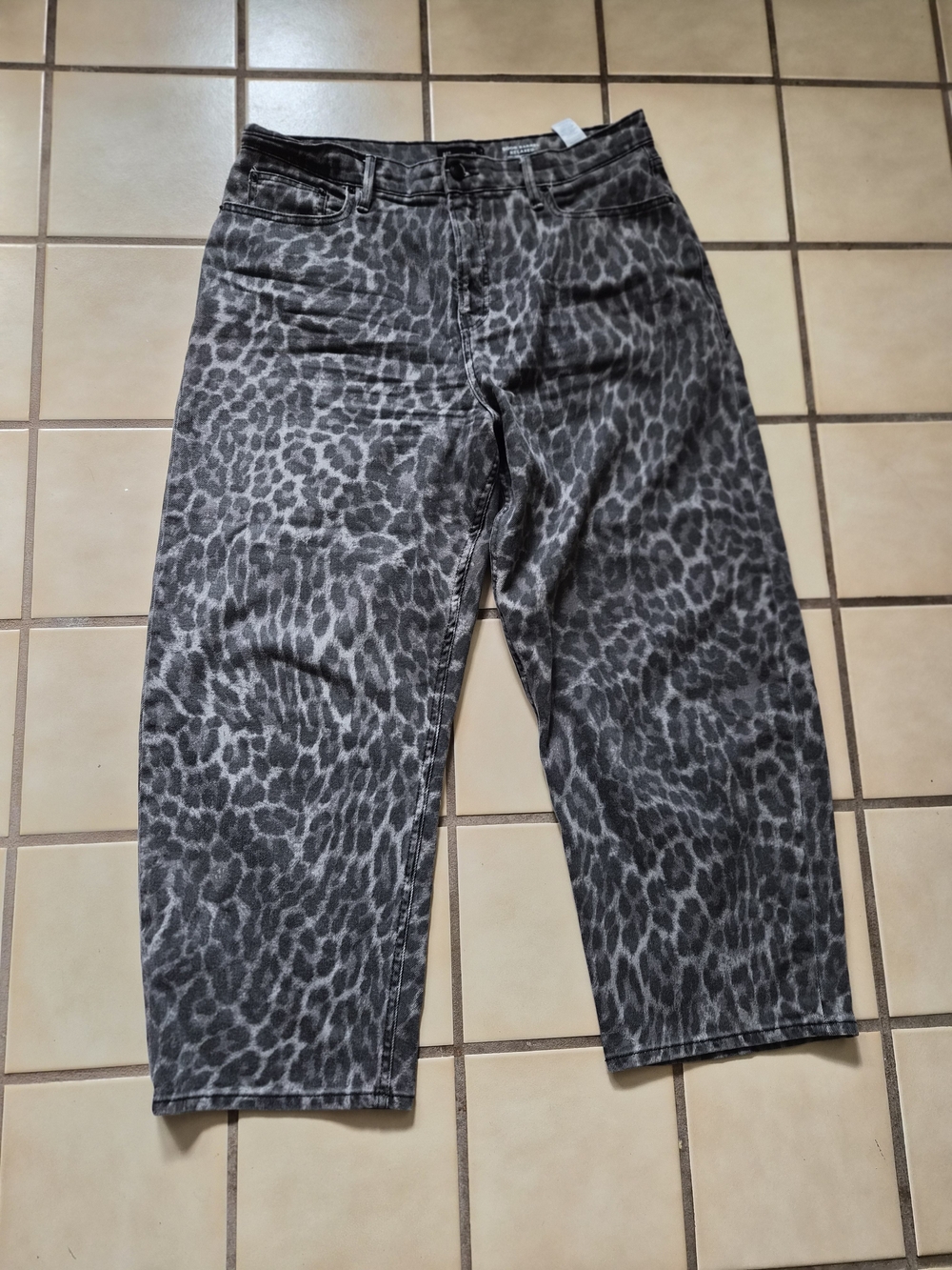 Men's Gray Leopard Print Pants - Stylish Casual Fit